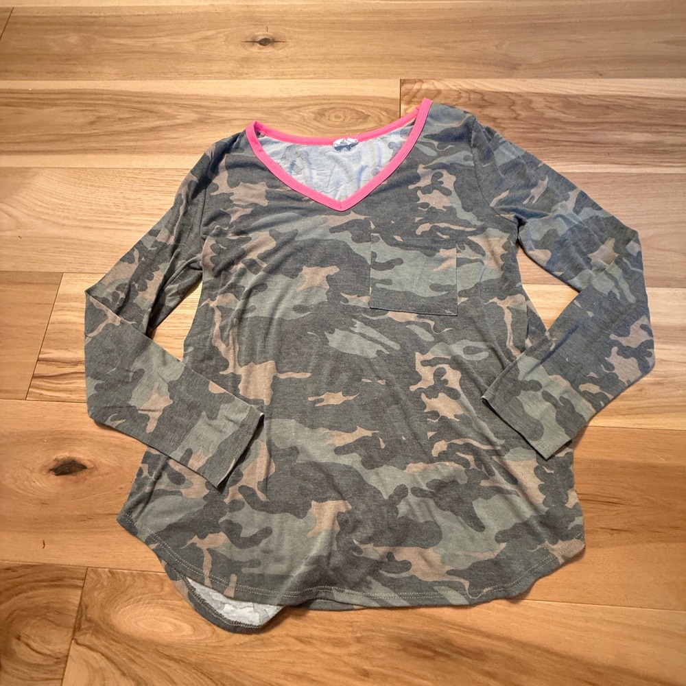BiBi Camo Long Sleeve Top Women Large Green Pink Trim V-Neck Pocket Streetwear